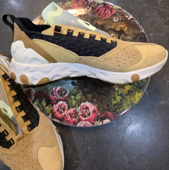 Nike Men's THEIOTH Tan and Black Sneakers - Picture 6 of 17